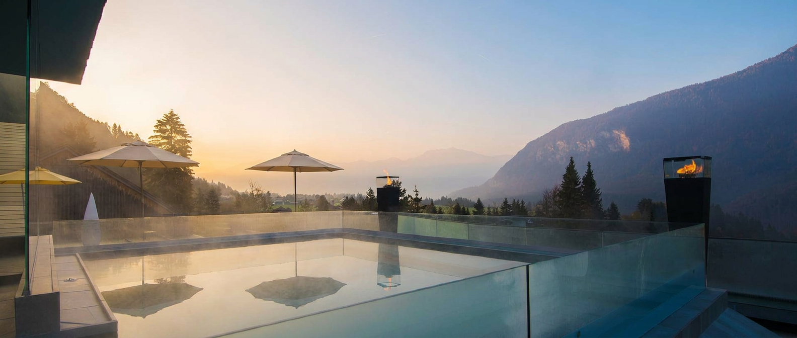 Alpiner Wellnessbereich mit Panoramablick auf die Tiroler Berge