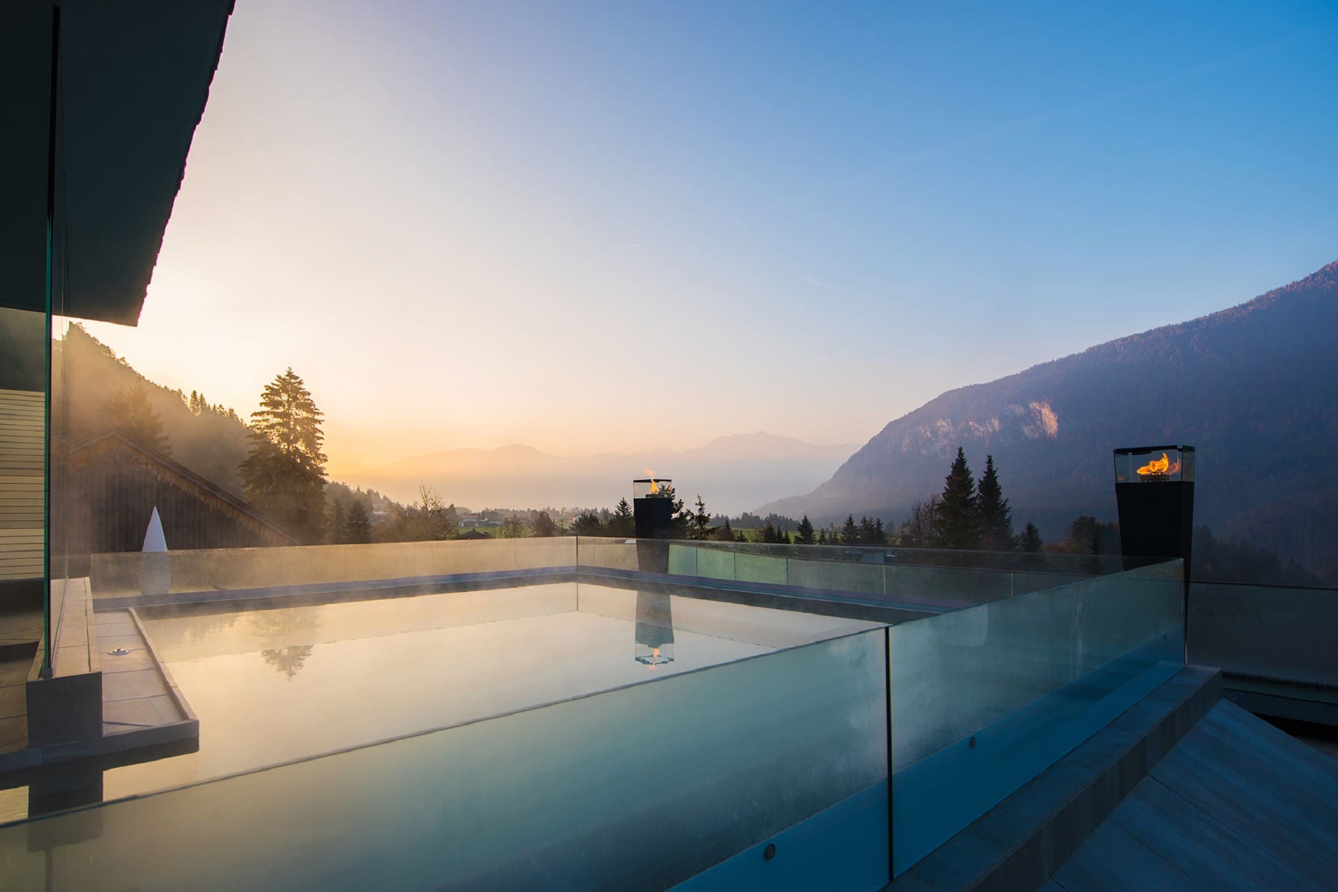 Alpiner Wellnessbereich mit Panoramablick auf die Tiroler Berge